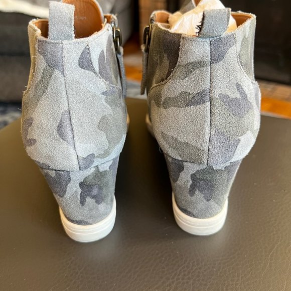 Linea Paolo Camo Wedge Booties, Size 9 - Picture 4 of 9